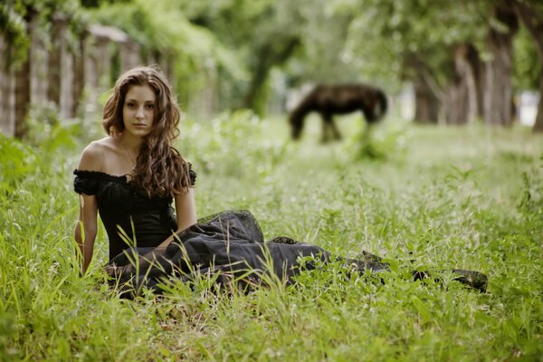 Morena posando en medio de la naturaleza y el caballo