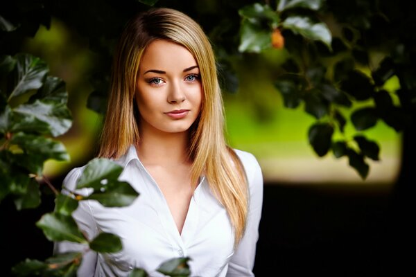 Retrato de una hermosa rubia en el Jardín