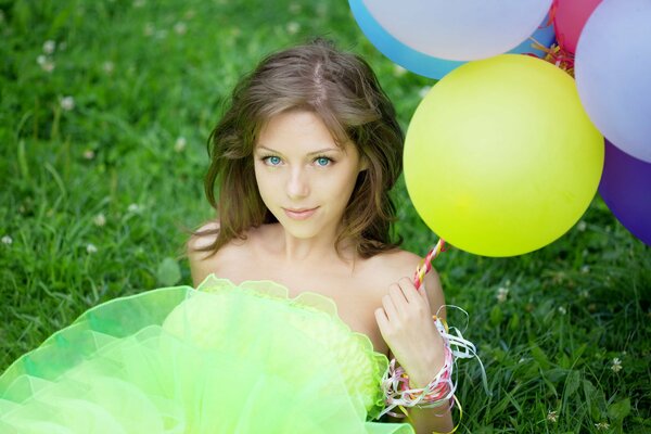 Joven morena de ojos azules con globos