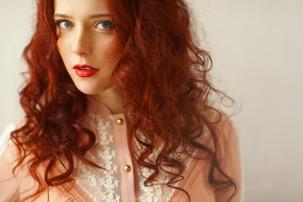 Retrato de una chica con el pelo rojo y labios rojos