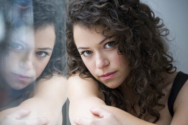 Tatiana Maslany nella riflessione della finestra