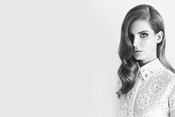 Lana del Rey sur un fond blanc avec un regard de culture