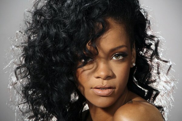 Chanteuse Rihanna aux cheveux noirs