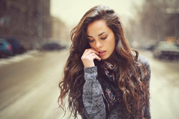 Una chica en la calle echó una mirada bajo sus pies