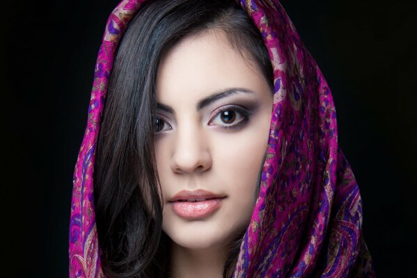 Jeune fille indienne dans un beau foulard lumineux