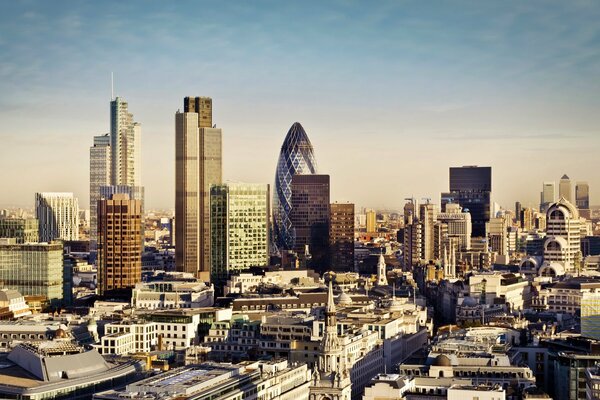 Londres anglaise avec ses énormes gratte-ciel