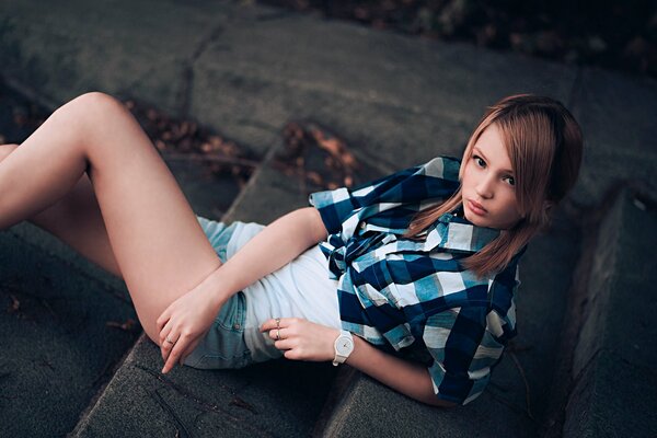 A girl poses in an autumn park