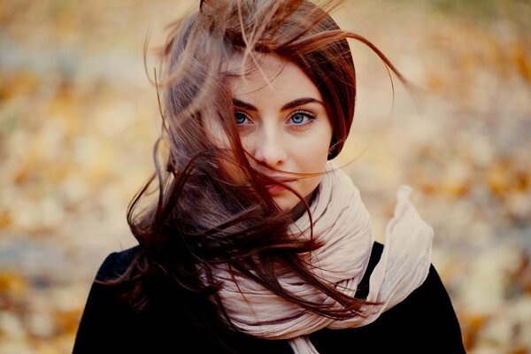 Fille à l automne dans la rue debout