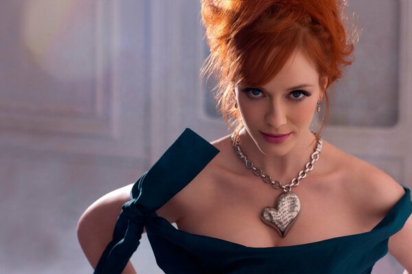 Christina Hendricks dans une robe à épaules dénudées et avec un collier inhabituel