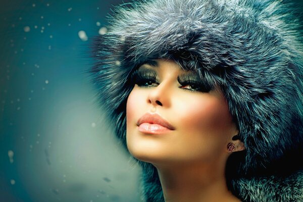 Femme avec de longs cils dans un chapeau