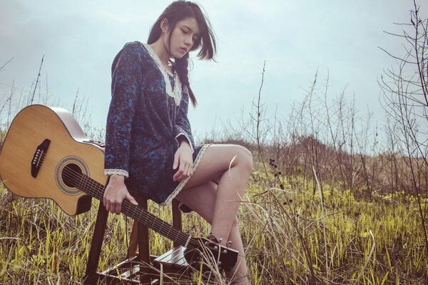 Bella ragazza asiatica con la chitarra