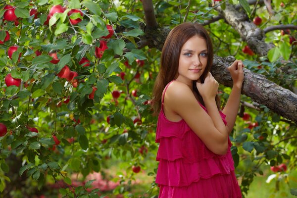 Fille en robe rose près de l arbre