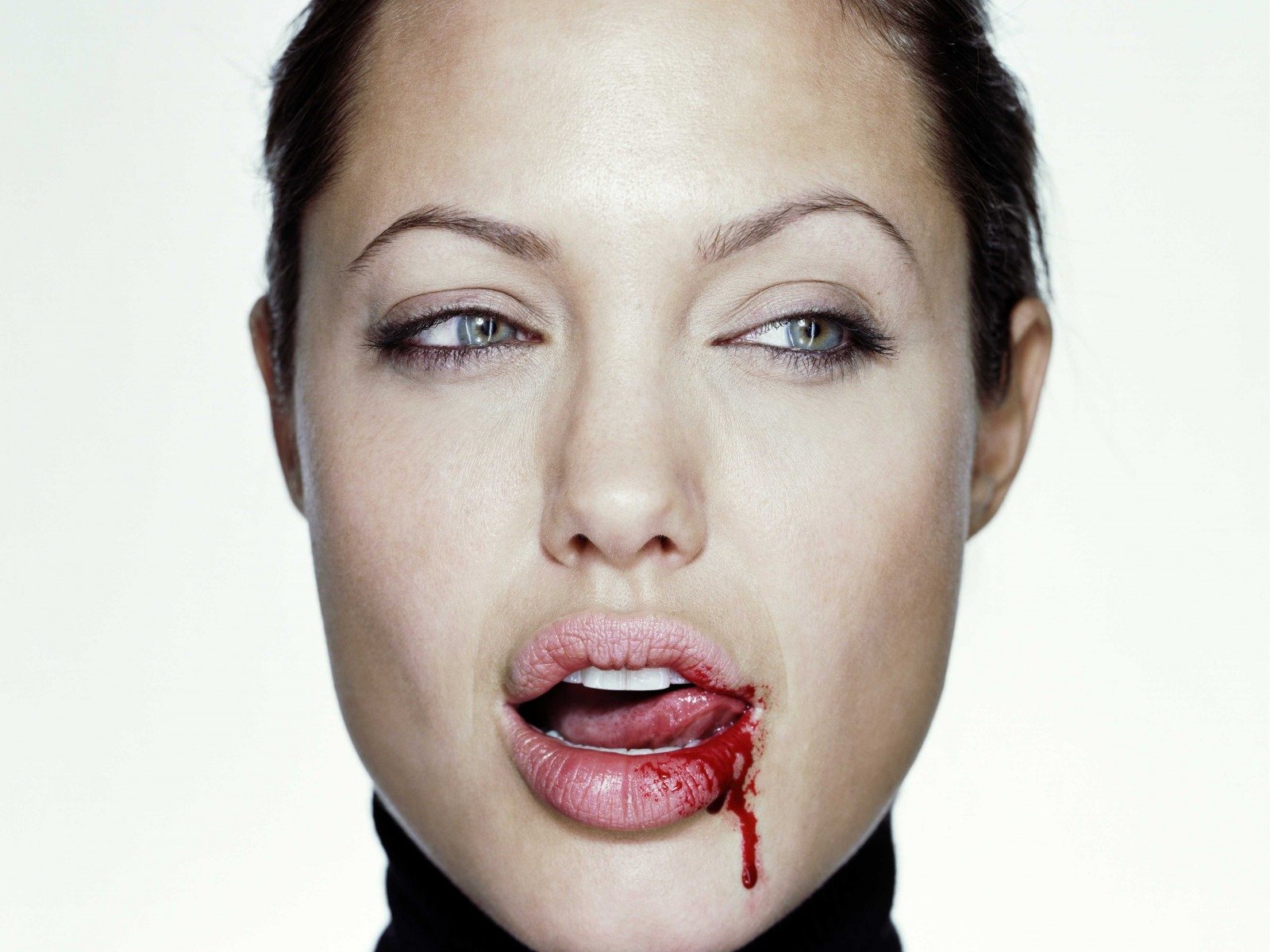 angelina jolie blut augen