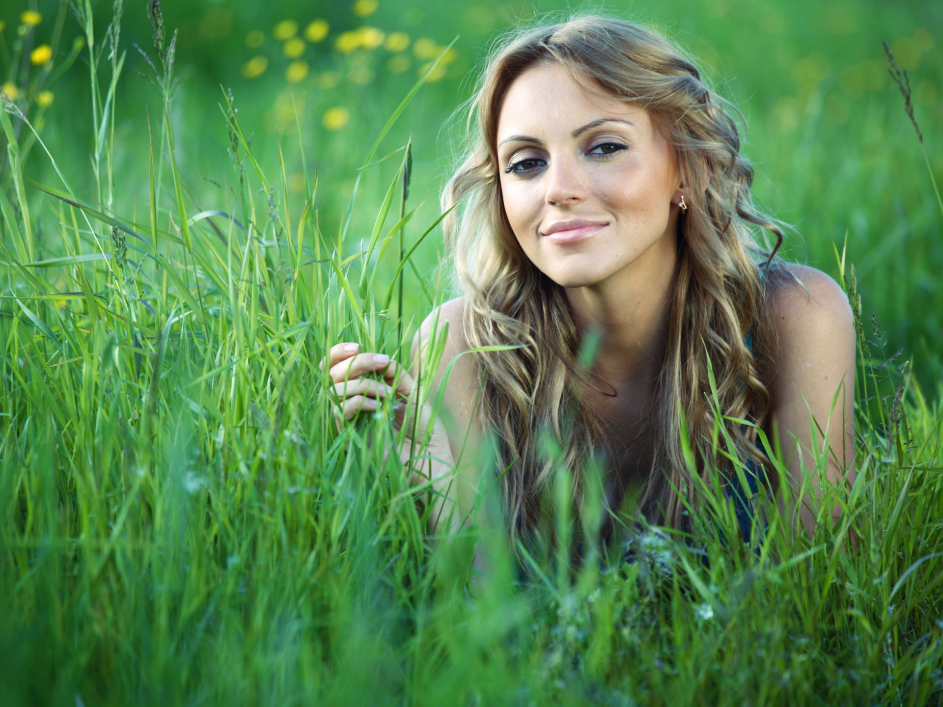 fille herbe été