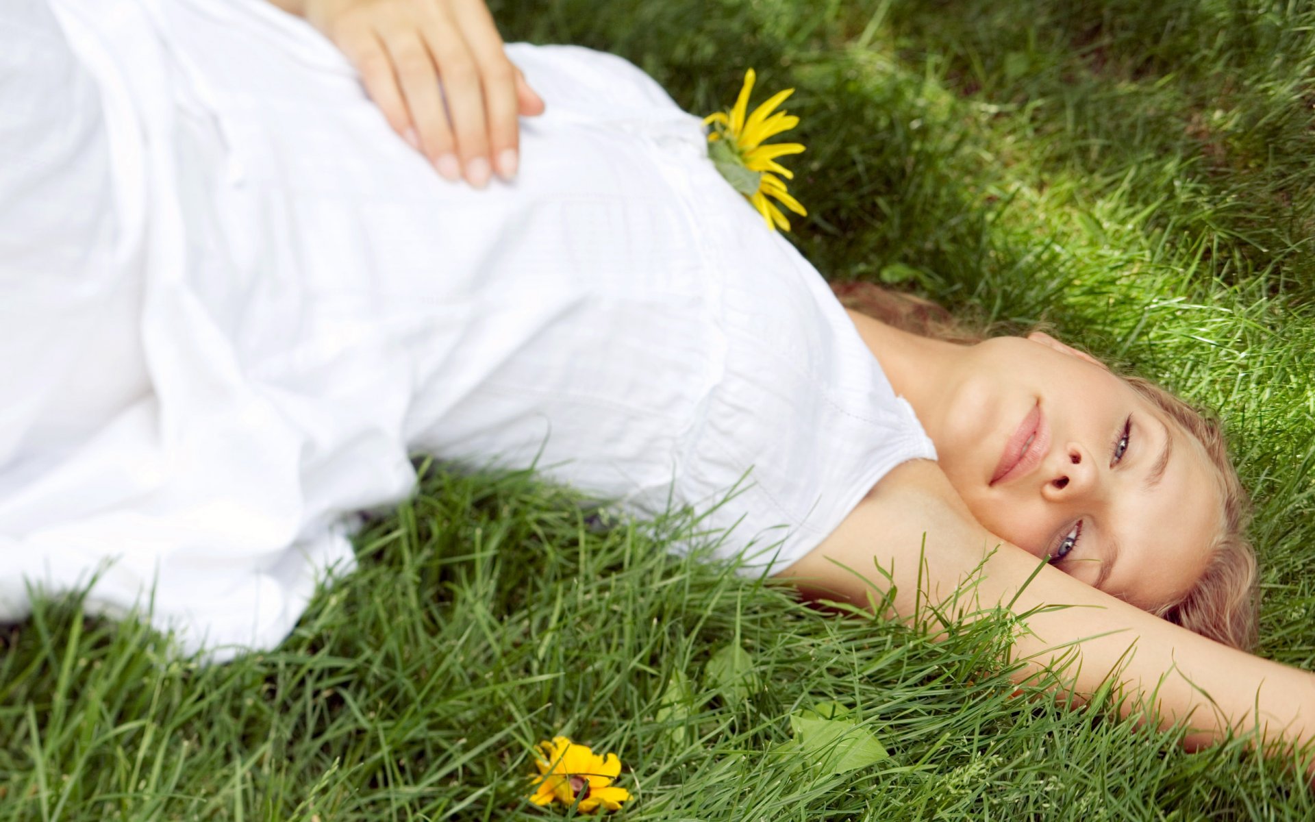 herbe fleurs robe blanche