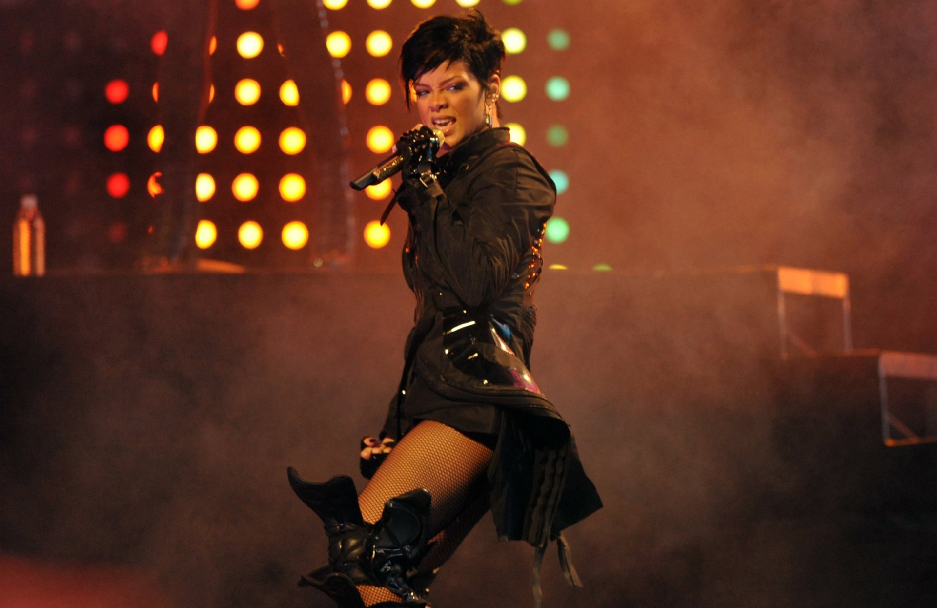 rihanna cantante micrófono concierto