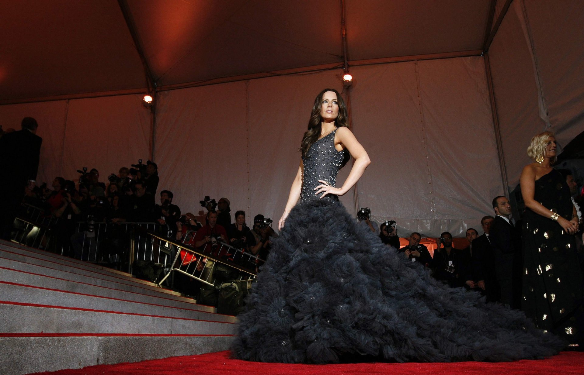 kate beckinsale photos dress red carpet