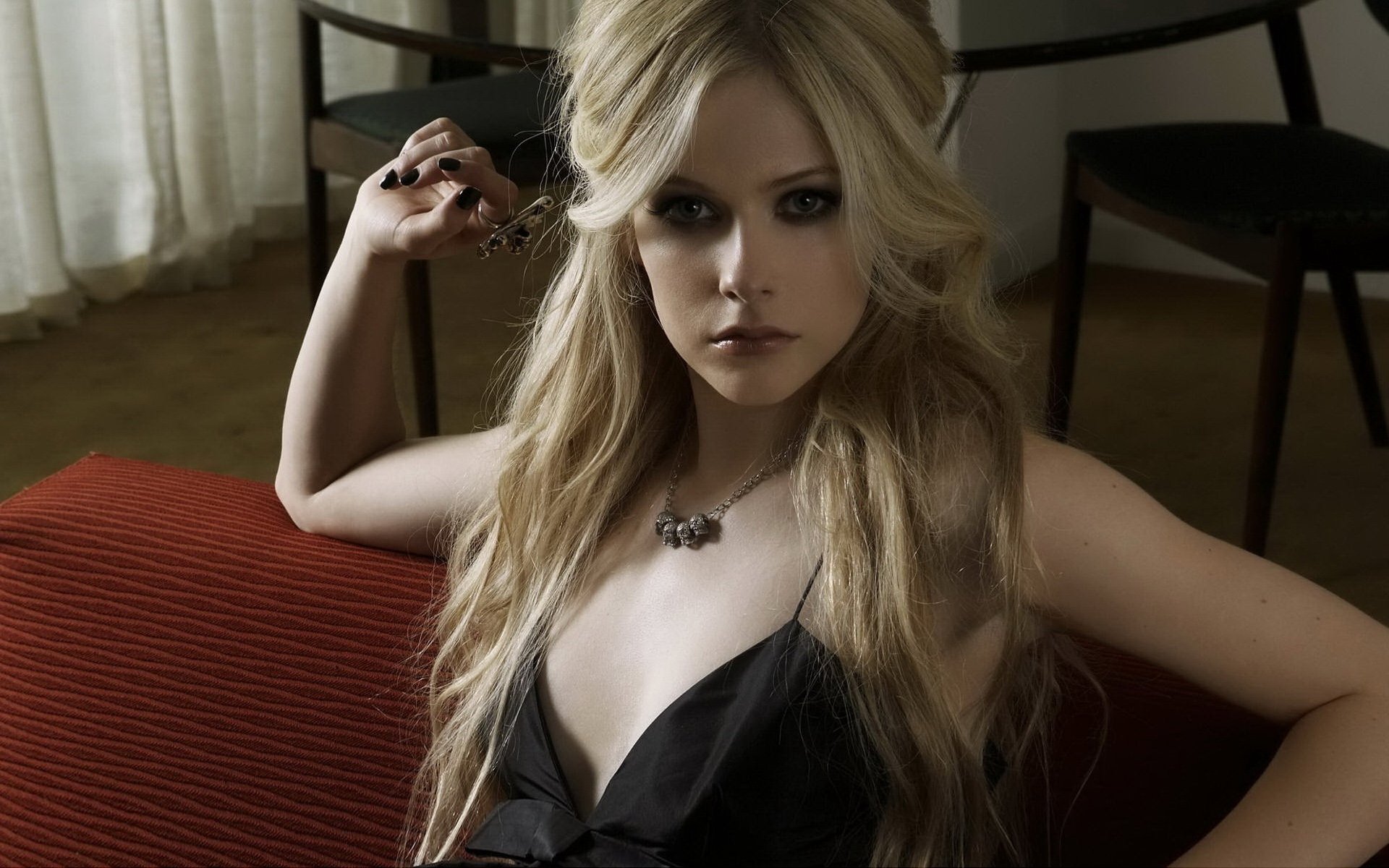 avril lavigne en el sofá