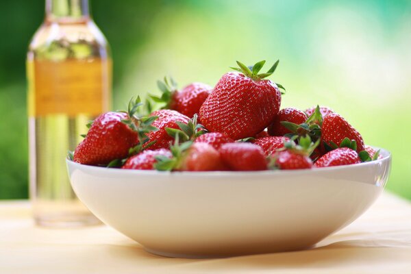 Teller mit roten großen Erdbeeren