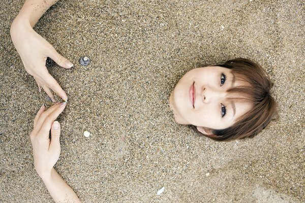 Belle japonaise dans le sable