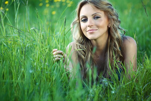 Photo de fille d été dans l herbe