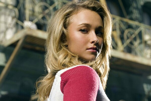 Hayden Panettiere en blouse rose