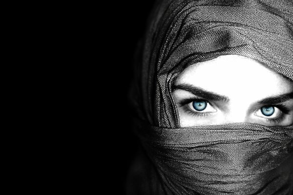 Mädchen im Hijab mit blauen Augen