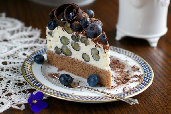 Fetta di torta di ricotta con uva su un piatto