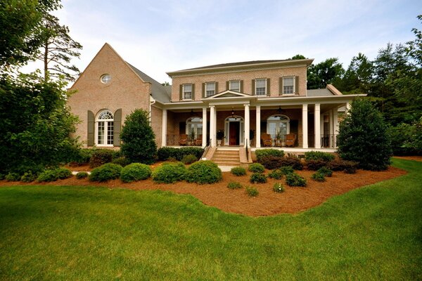 Manicured lawn in front of the house