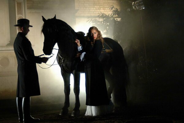 Image d un couple mystérieux avec un cheval