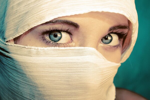 Les yeux de la jeune fille. Beau regard