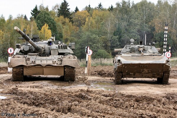 BMP - 2 et t-80U sur la décharge dans la boue près de la forêt