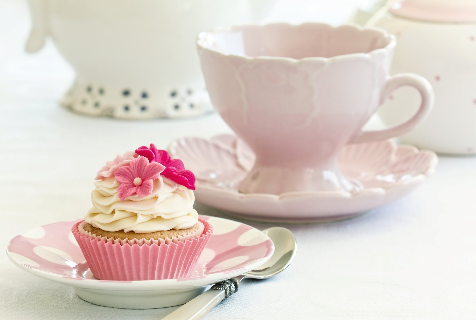 flores pastel comida crema blanco magdalena rosa postre