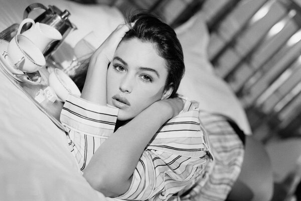 Monica bellucci im Bett mit Tassen kaffee