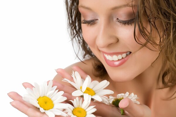 Sourire d une jolie fille avec des marguerites