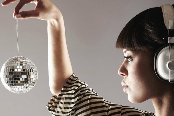 Fille dans un casque avec une boule de miroir