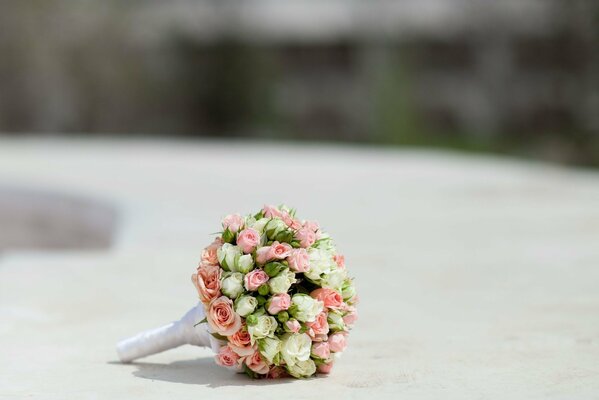 Bouquet di piccole rose delicate su sfondo chiaro