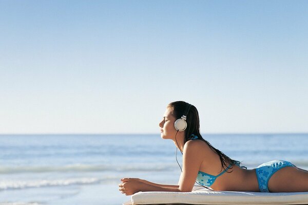 Ragazza in riva al mare e musica