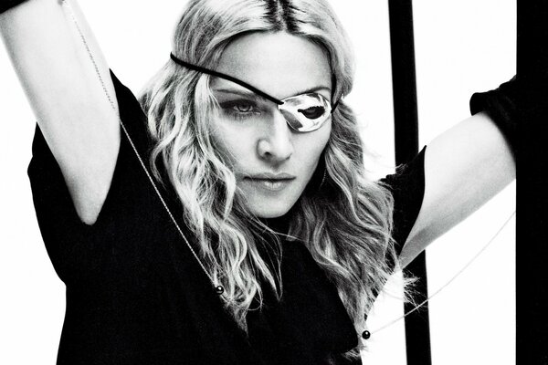 Madonna en robe. En noir et blanc. Bandeau sur les yeux