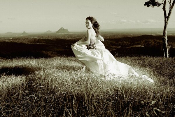 Fille dans une longue belle robe court sur l herbe