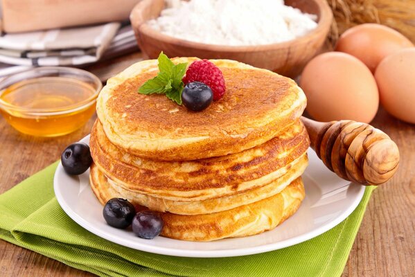 Panqueques con bayas de requesón, en la mesa