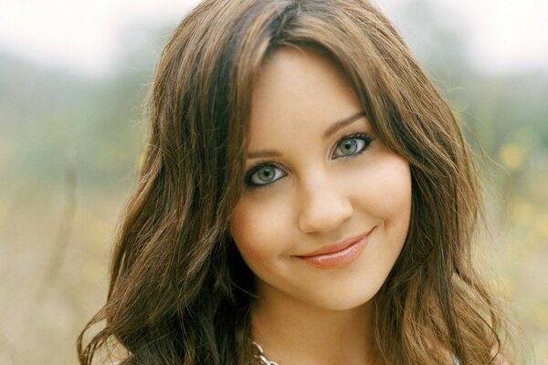 Amanda Bynes is a smiling girl