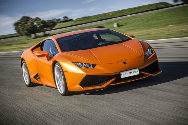 Schönes Foto von Lamborghini auf der Straße in Bewegung