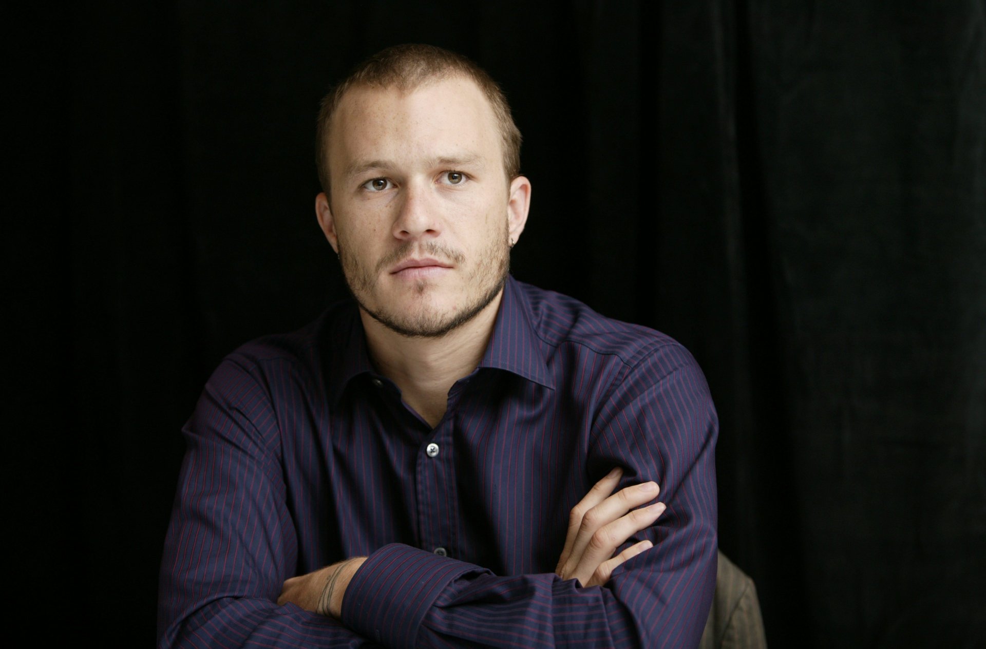 heath ledger acteur homme poils chemise tatouage boucles d oreilles