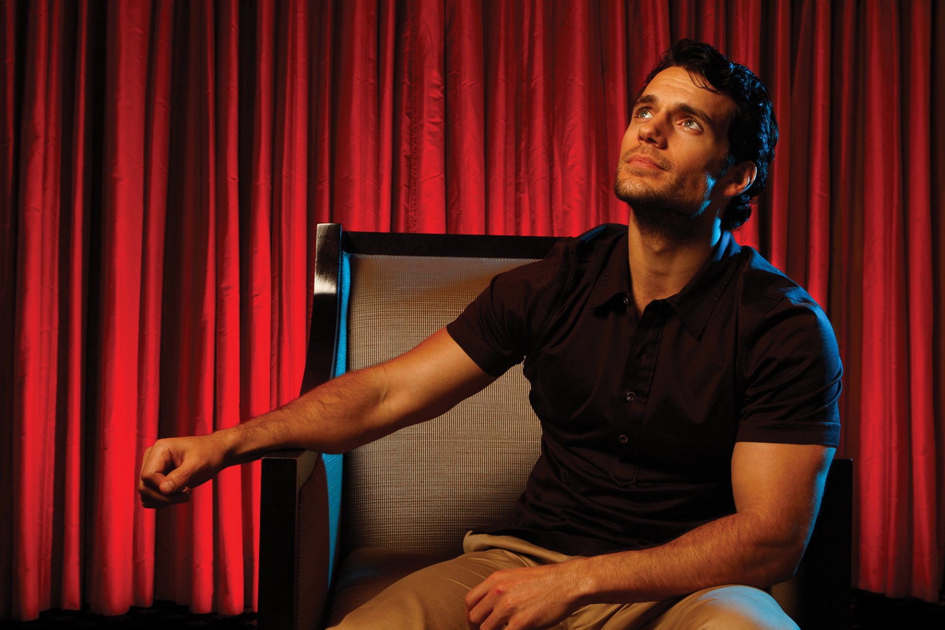 henry cavill acteur fauteuil rideaux rouge séance photo journal los angeles times la times photographe henaro molina