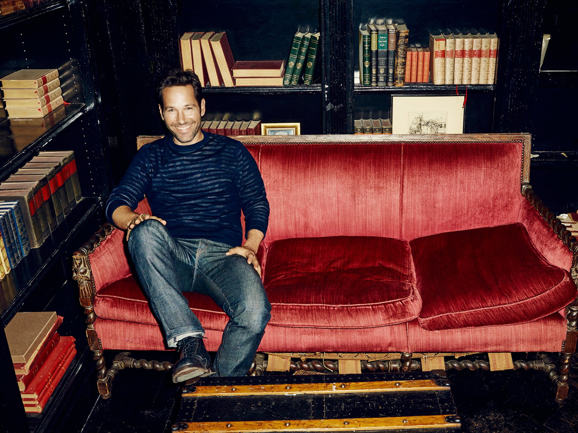 paul rudd acteur sourire jumper jeans canapé étagères livres séance photo magazine the hollywood reporter thr 2015 photographe meredith jenks