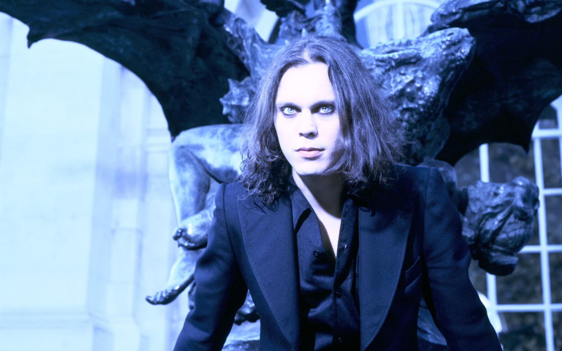 ville valo piosenkarka piosenek artysta frontman multiinstrumentalista him muzyk piosenkarz kompozytor kostium statua skrzydła budynek