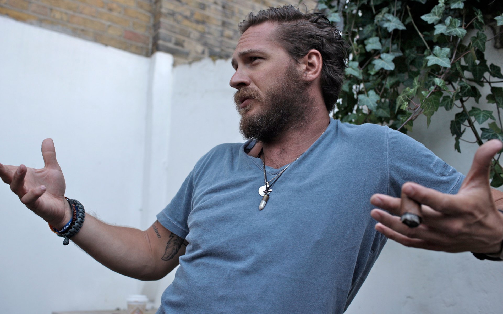 tom hardy barba.sigaro attore uomo