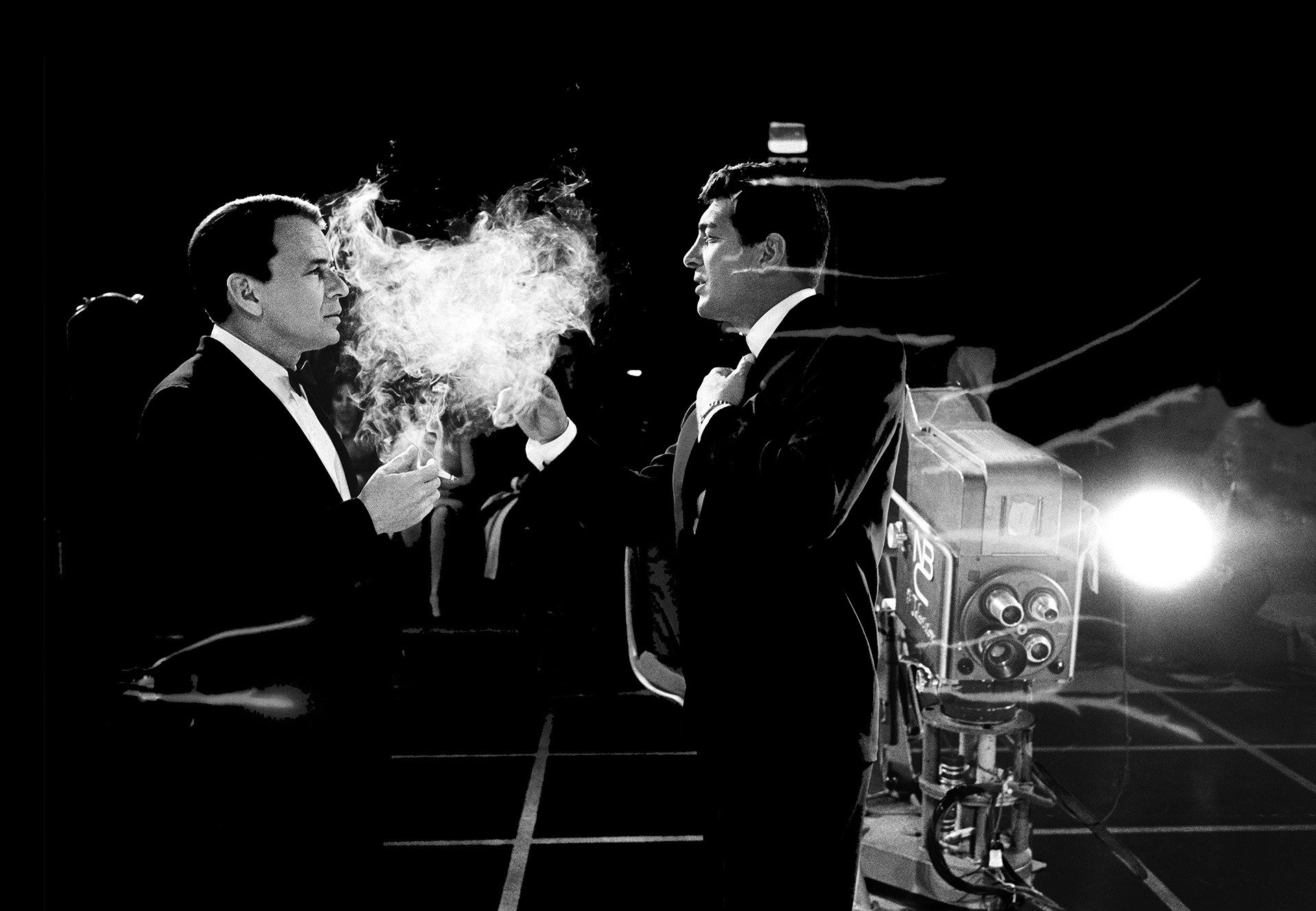 frank sinatra sinatra doyen martin nbc télévision chanteur martin fumée cigarette fumée de cigarette appareil photo rétro hommes