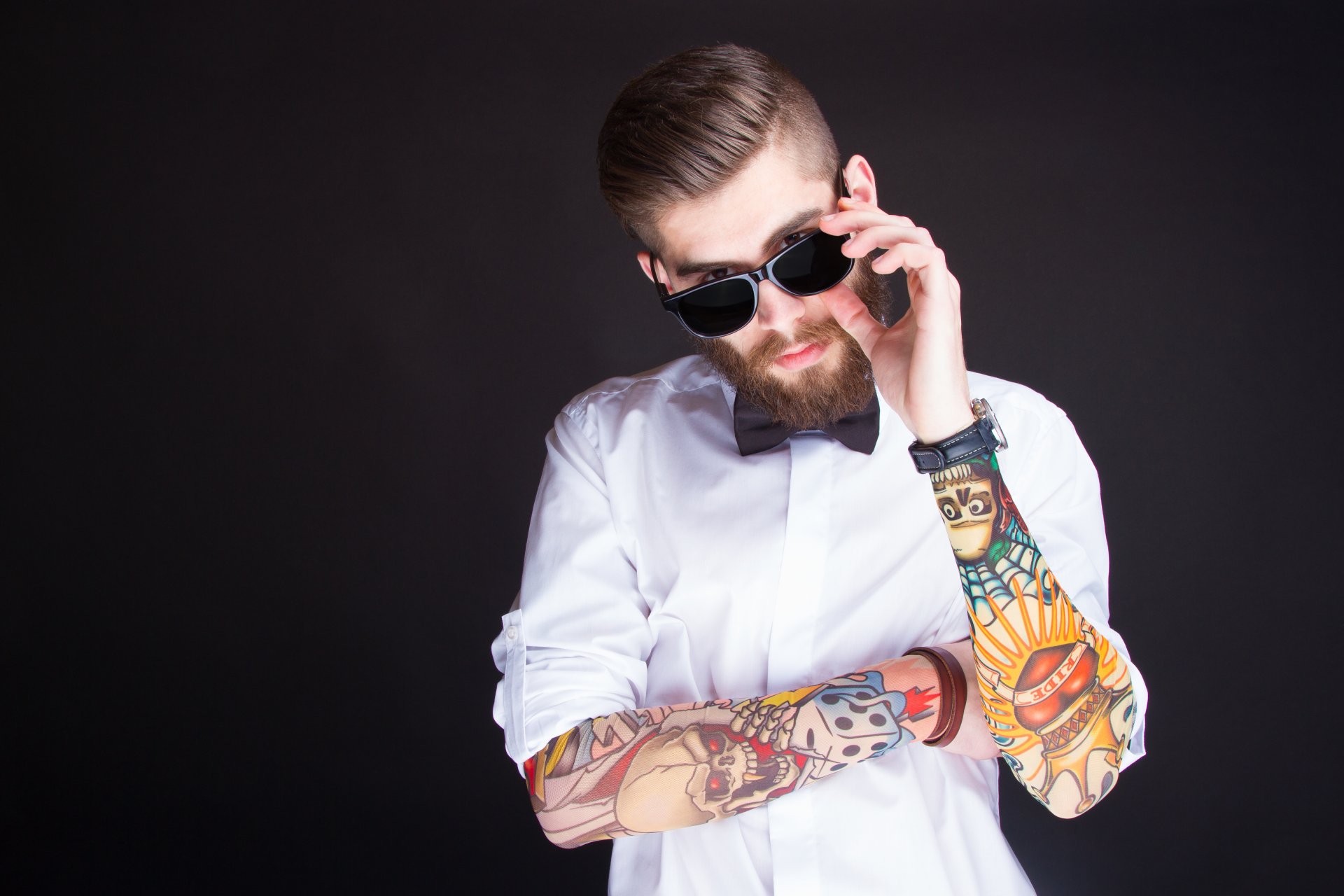 frisur brille hemd tattoo